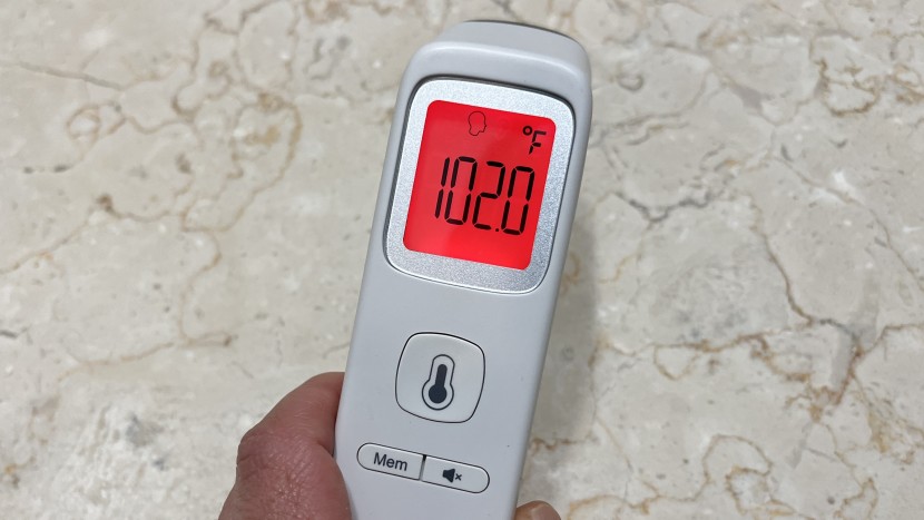 temperatures above 100.4 light up red to indicate a fever.