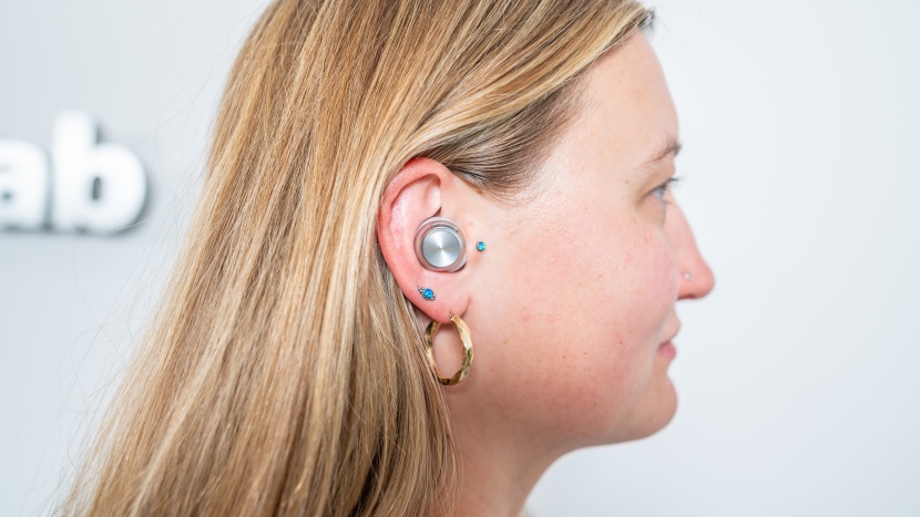 technics eah-az100 - the technics bulky exterior isn't exactly weightless, and it takes...