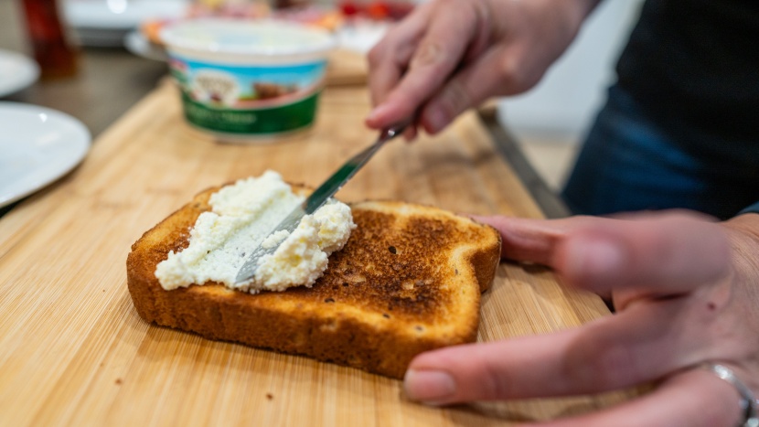 amazon basics kt-3680 - this toaster did well with thicker bread slices, too.