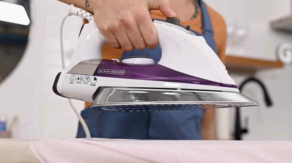  BLACK+DECKER IR1350S Professional Steam Iron with Stainless  Steel Soleplate and Extra-Long Cord, Purple : Home & Kitchen